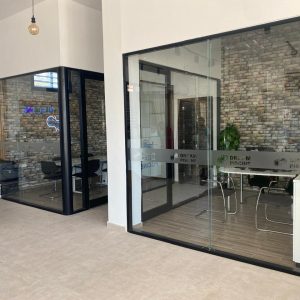 Séparation en aluminium vitrée